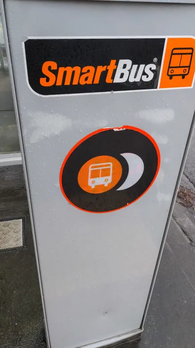 バス停の柱に貼られたSmartBusの表示と、深夜便（Night Bus）を示す月のマーク
