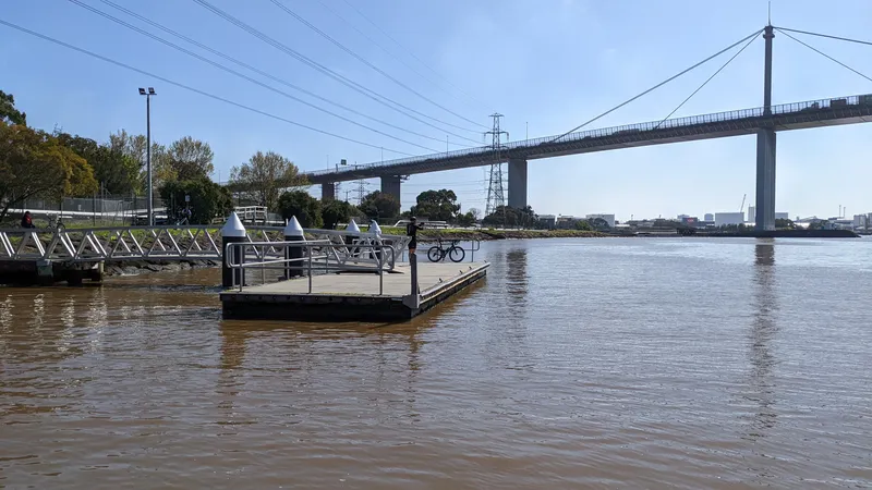 ウエストゲート・パントのスポッツウッド側の浮桟橋。券売機も改札も無く、自転車を連れた人が船を待っている