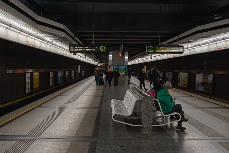 'ESSVERBOT BEACHTEN' — mind the eating ban — running on a U3 platform indicator.