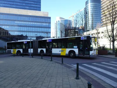 白い車体に黄色いロゴがフランデレン地方のDe Lijn。表示の「GEEN DIENST」は回送の意味
