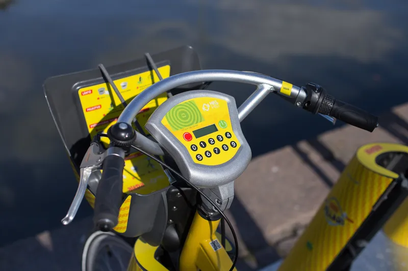 The terminal in the middle of a city bike's handlebars: a number pad with a green enter and a red cancel, where you key in the seven-digit cyclist ID and the four-digit PIN.