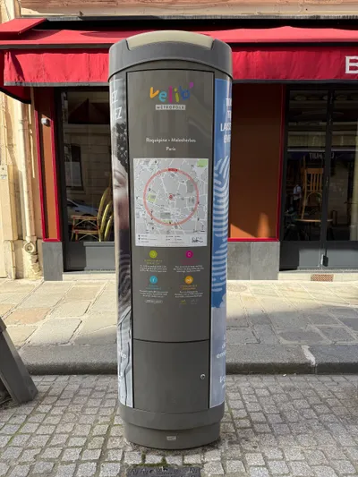 The information face of the station totem: fares and passes at velib-metropole.fr, live availability in the Vélib' app, and two bike types — mécanique and électrique.