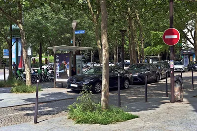 A street taxi rank (Porte de Bagnolet) — take one of the cabs waiting here and no booking fee applies.
