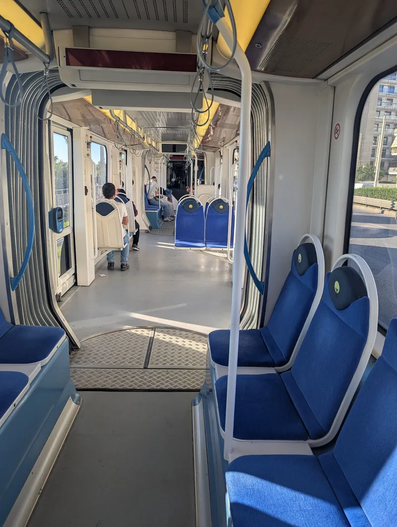 車内ドア脇の青いバリデーター。乗ったらここに1回タッチする