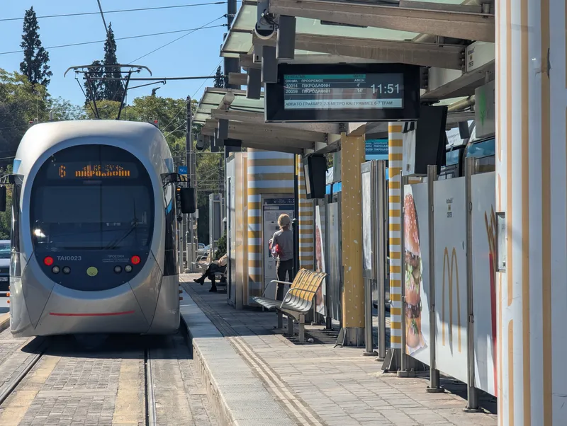 トラム停の発車案内。車両番号・行き先・到着までの分数が並ぶ