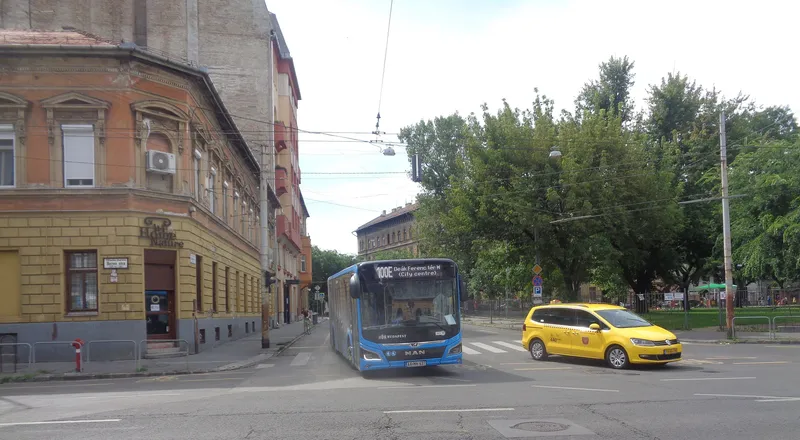 The articulated 100E bus showing "Deák Ferenc tér M (City centre)". On the city side it calls only at Kálvin tér, Astoria and Deák Ferenc tér.