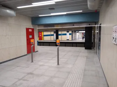Gyöngyösi utca on line M3: nothing blocks the way through to the platform - no fare gates, just slim posts carrying the validators.