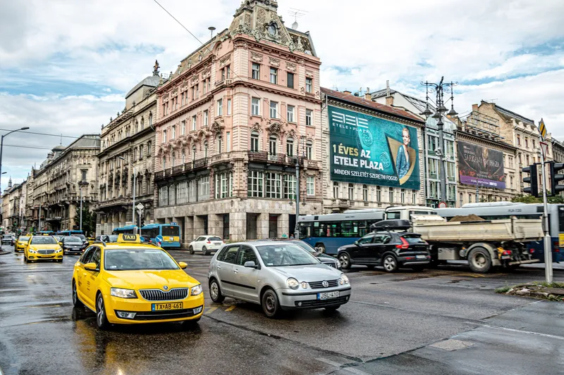 How to spot a licensed taxi: yellow body, a yellow number plate starting TX and a TAXI sign on the roof.