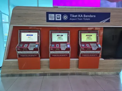 Airport train ticket machines; the strip above each screen reads 'Cashless payments only'