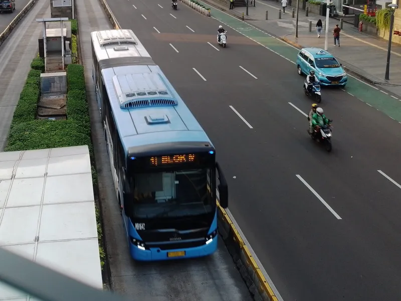 An articulated bus in the median busway; the LED shows the corridor number (1) on the left and the destination on the right
