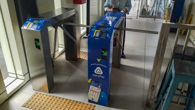 The reader on a halte turnstile: a card pad next to the QR window marked PINDAI DISINI