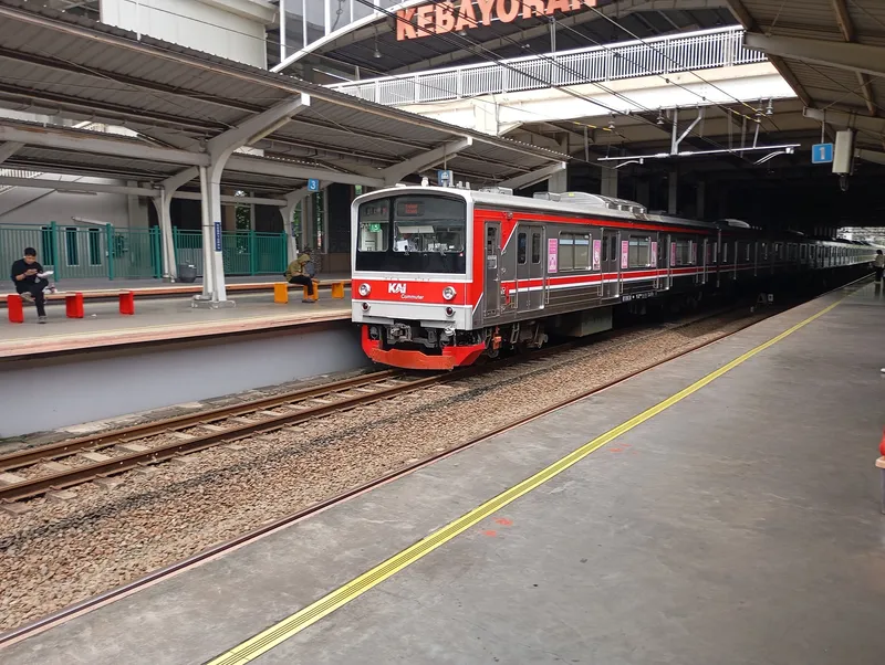 A KRL pulling into Kebayoran; the pink decals on the end car mark the women-only carriage