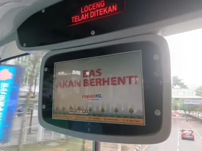 Press the bell and the red LED reads LOCENG TELAH DITEKAN (bell pressed) while the screen switches to BAS AKAN BERHENTI (the bus will stop)