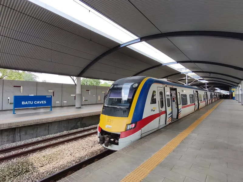 A KTM Komuter Class 92 at Batu Caves — the sign on the far platform reads BATU CAVES