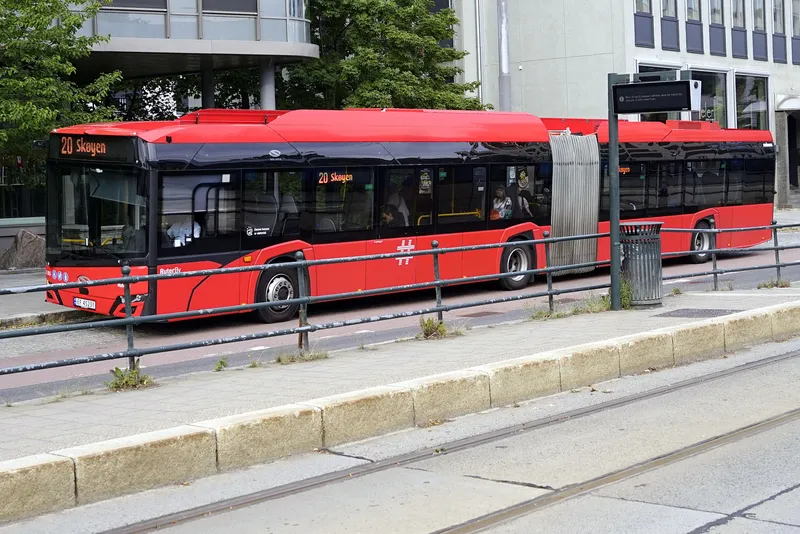 Ruterのバスは赤い車体で、都心では連節車も走る。側面の白い#がRuterの印