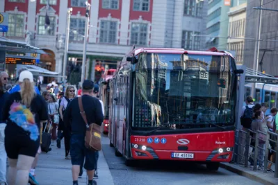 Jernbanetorgetの停留所に入るRuterのバス。停留所には電光の発車案内が出て、系統番号と行き先が並ぶ
