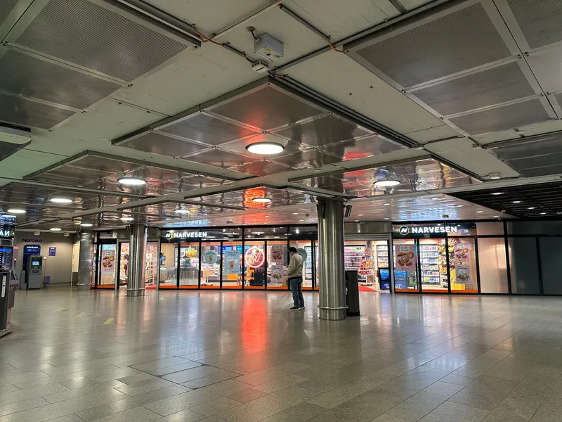 A Narvesen kiosk inside the station. Ruter tickets and the physical Reisekort card are sold at kiosks like this - Narvesen, 7-Eleven and Mix.