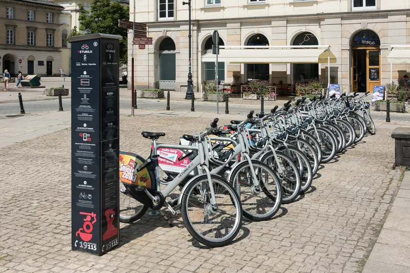 A Veturilo station. The black pillar carries the sign-up, rental and return steps, with English, German, Spanish and Ukrainian translations.