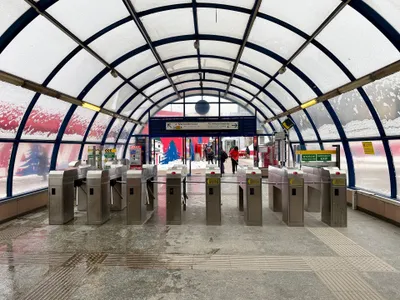 Exit at Centrum station. The yellow "SWOBODNE WYJŚCIE" (free exit) plates mean nothing to tap or stamp on the way out.