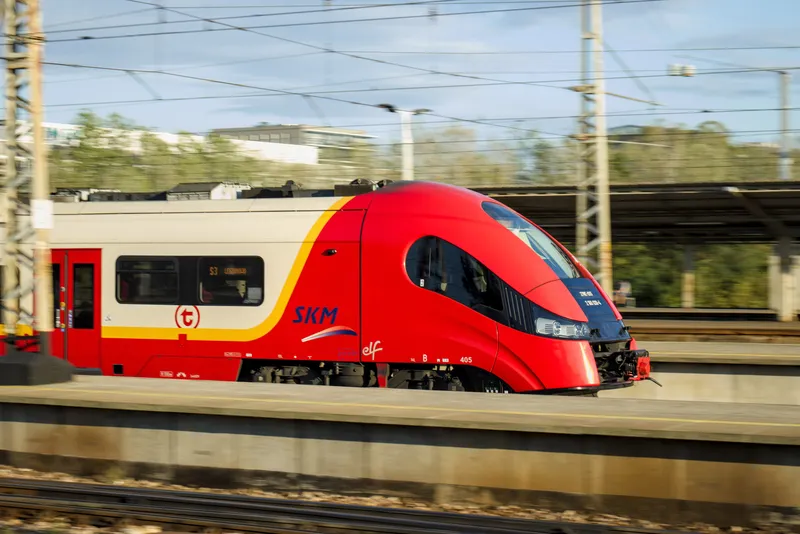 An SKM train pulling into Warszawa Wschodnia. Liveries differ between units, so identify them by the "SKM" lettering and the red "t" roundel.