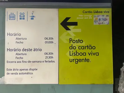 A notice at Marques de Pombal: the posted station hours are 06:30-01:00, while this particular entrance hall closes at 21:30, does not open at weekends or on public holidays, and has ticket machines only.