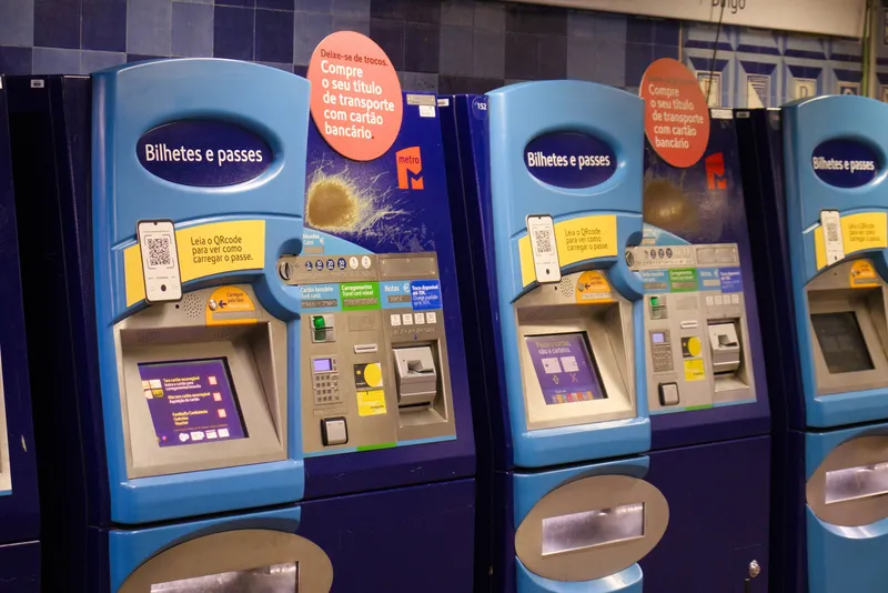 Metro ticket machines at Colegio Militar/Luz station. They take coins, notes and bank cards; the machine states that change is given only up to 10 euro.