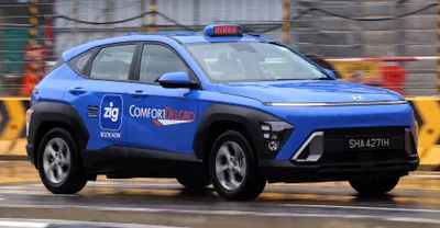 ComfortDelGroのタクシー。屋根の赤い「HIRED」は乗車中の意味