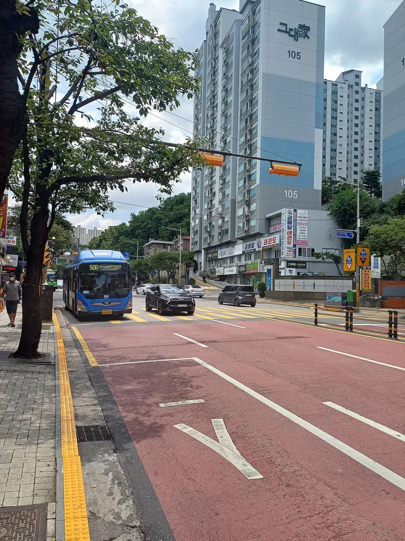 Blue means a trunk (ganseon) bus, the long-haul workhorse across the city. This one is route 506.