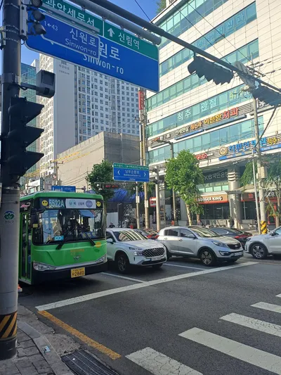 Green means a branch (jiseon) or neighbourhood bus, running short local loops into the subway. This one is route 5522A.