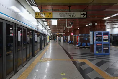 Platform at Seoul Station (Line 4) — the same card works across lines run by different operators