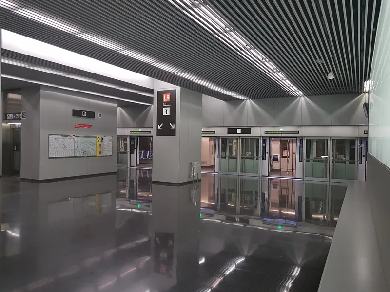 Platform at Aeroport T1; the orange L9 Sud sign points to Zona Universitària