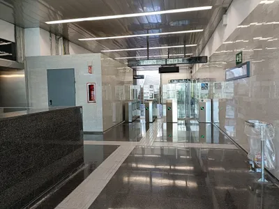 Fare gates at Torre Baró-Vallbona (L11); a green arrow marks the gate you can pass through