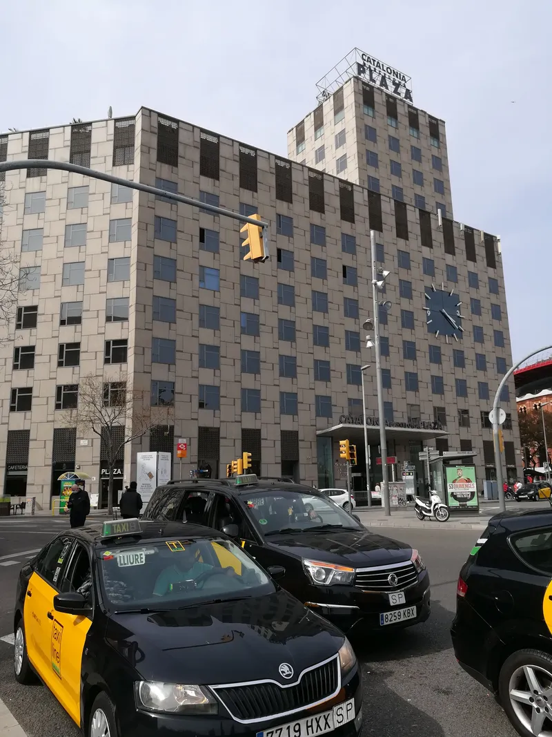 A licensed black-and-yellow taxi: green roof light and a LLIURE (free) card in the windscreen