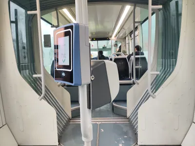トラム車内の刻印機。画面にVALIDA EL TÍTOL（券を打刻）と出る
