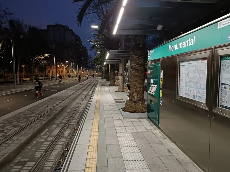 モヌメンタル電停（T4）の券売機。車内では売っていないのでホームで先に買う