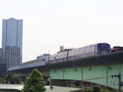 The purple Express — about 35 minutes to Taipei Main
