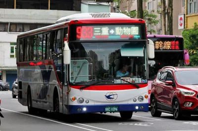 The big red LED on the front carries the route number and destination — that's what you flag down
