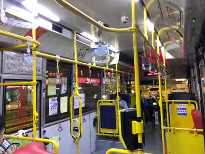 Press the stop bell (下車鈴) on the yellow pole before your stop; seats marked 博愛座 are the priority seats