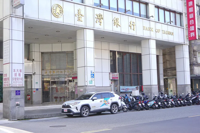 An app-dispatched car isn't always yellow — this white SUV carries the 55688 Taiwan Taxi mark