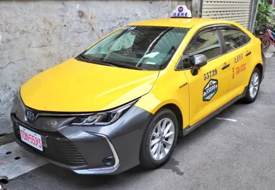 Street-hailed "little yellow" cabs run on the meter — the yellow body and the roof lamp are what to look for