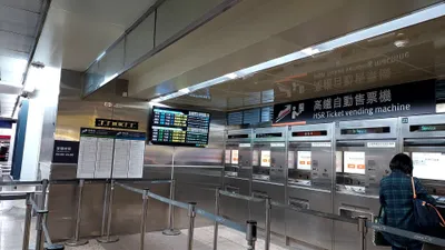 HSR ticket machines at Taipei Main — fine for buying on the day, but early-bird fares are sold only online, in the app and at convenience stores