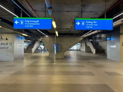 ARL direction signs — trains go either to Suvarnabhumi or to Phaya Thai