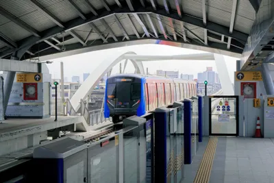 Platform at Fai Chai Station on the MRT Blue Line — how you transfer depends on whether the systems match