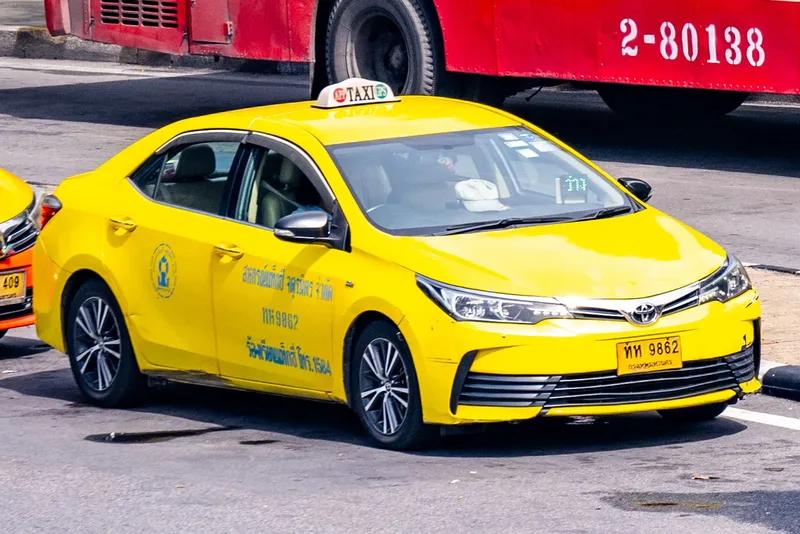 A lit “ว่าง” in the windscreen means the taxi is free; the roof sign reads APP TAXI GPS