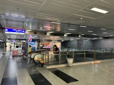 Inside the central station, the way down to the MRT Blue Line at Bang Sue
