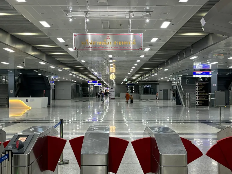 Red Line fare gates at Krung Thep Aphiwat Central — a row of gates with red flaps