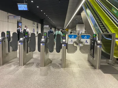 An Elizabeth line gateline — tap out with the same card you tapped in with